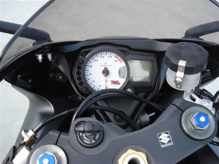 Suzuki GSX-R 750 - Cockpittet...Styrdæmper og "gearblinker" er gode når det går stærkt. billede 8