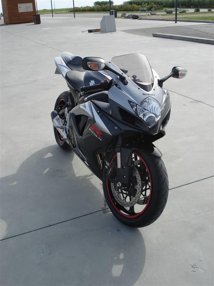 Suzuki GSX-R 750 - MC´en forfra. Yoshimura systemet er godt integreret i designet synes jeg. billede 9