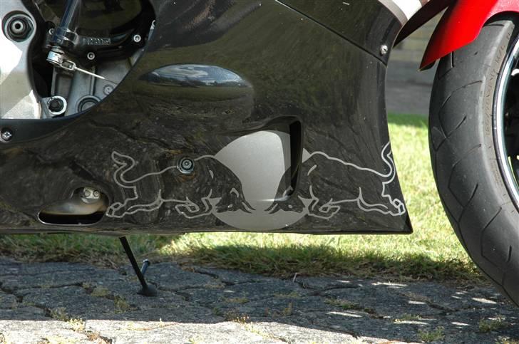 Yamaha yzf R1 Solgt - den tidligere ejer (italiener) havde fyldt den med klistermærker.. det her lod jeg være, synes det ser ok ud billede 11