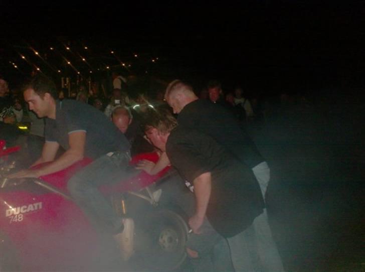 Yamaha YZF R6 - Kim på pladen med sin 748 billede 6