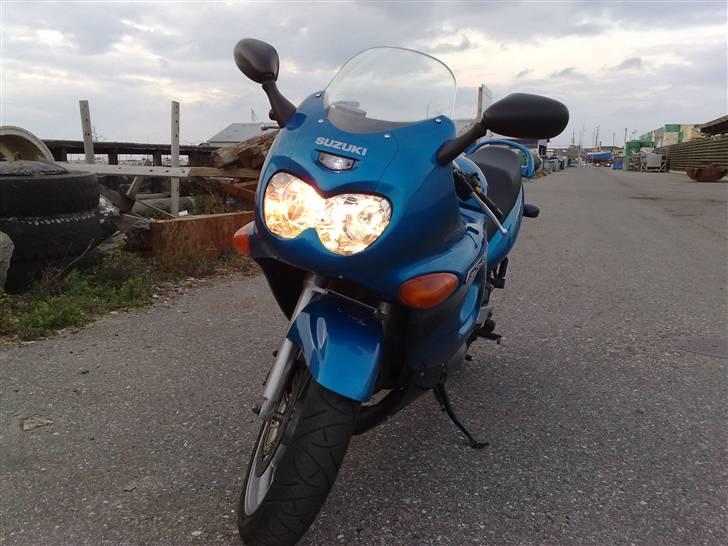 Suzuki GSX 600 F - Det ser nu bedre ud med begge lygter tændt billede 2