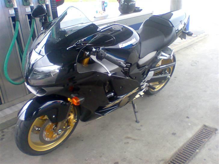Kawasaki ZX12R Ninja - 1. dag på en tankstation på hjemvejen. billede 2