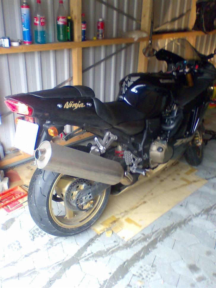 Kawasaki ZX12R Ninja - Hjemme i garagen. Her er stellet lænket fast i gulvet.... for lækker det er den og det er der også andre der syntes :-( billede 3