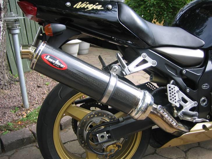 Kawasaki ZX12R Ninja - Fin bolt-on men er nu udskiftet til et full system. Måtte desværre konstaterer at potten var lettere medtaget da jeg afmonterede den (se evt. album). billede 4