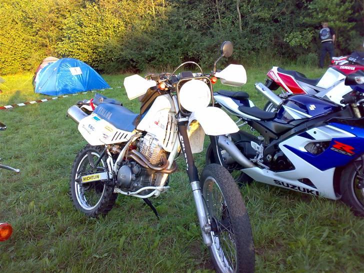 Yamaha yamaha tt350 - Det var en hyggetur til Mc Fyns festival,med venner.Og har sat en stor forlygte på, så man bliver set i trafikken. billede 4