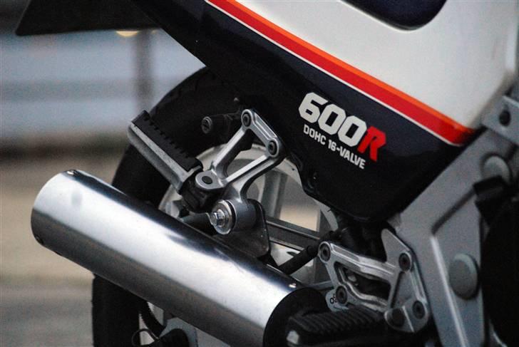 Kawasaki GPZ 600R - SOLGT - hvad skal man med lygter og nummerplade... billede 8