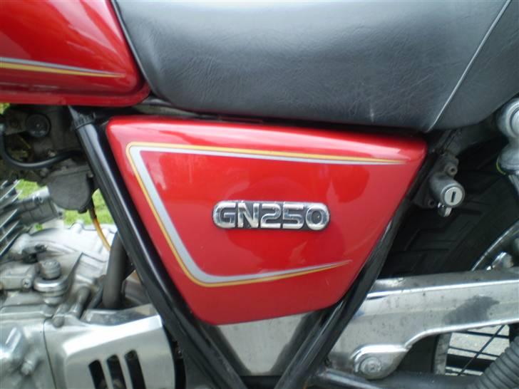 Suzuki GN 250 Solgt - Gn250 logo sideskjold billede 19