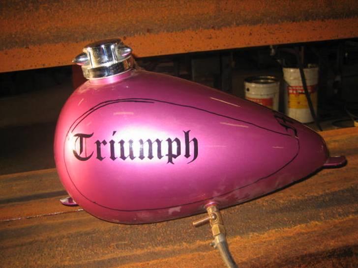 Triumph t100 PAINKILLER - Tanken har fået nye beslag  billede 4