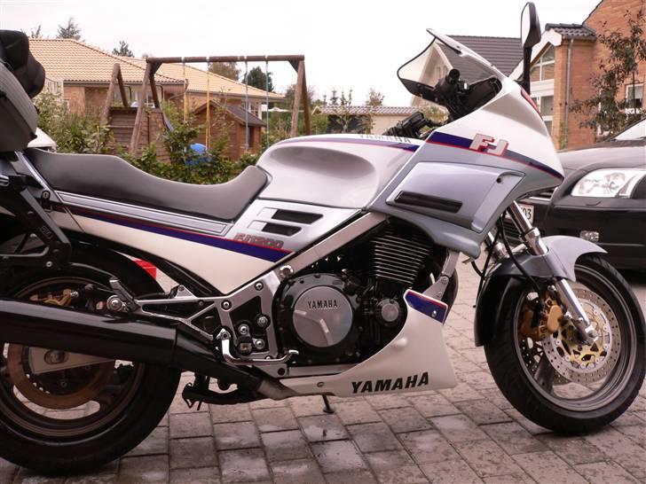 Yamaha FJ1200 - Der står "kæmpen" hele 261 kg, men let at tumle når den får lidt gaz... billede 1