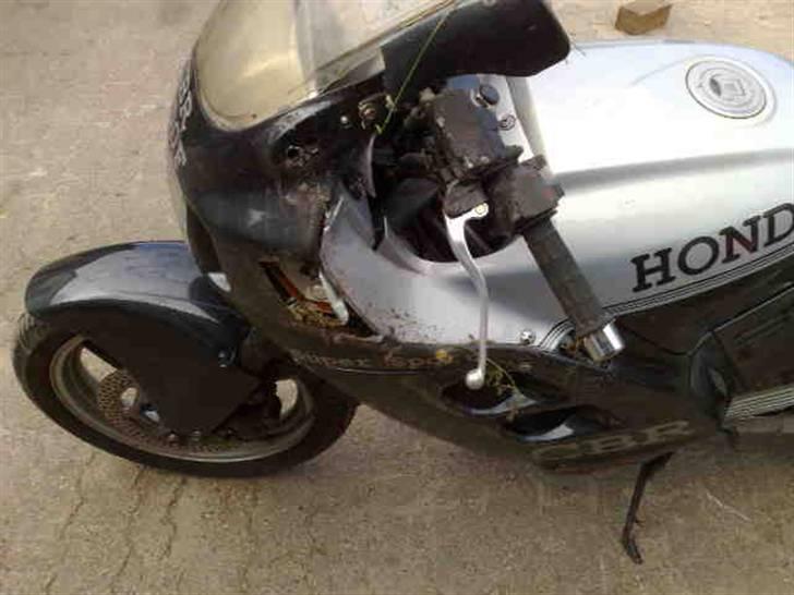 Honda CBR 1000   SOLGT SOLGT - Så røg jeg sku på skjoldet og venstre side FUCK Så må der arbejdes igen billede 13