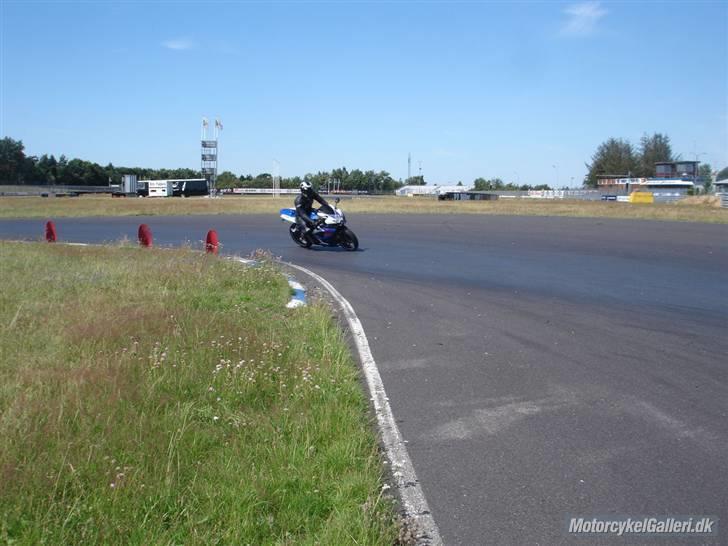 Suzuki GSX-R 750 K7 (SOLGT) - Mig på Jyllandsringen billede 9