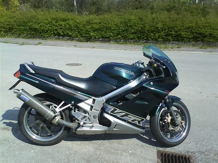 Honda VFR 750 F - RC 36 *SOLGT* - Nypudset og aflåst på hjemadressen - 17/07-08 billede 1