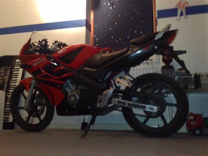 Honda CBR 125 R - Jeg gad nok vide hvor mange 11årie drenge der har sådan en på sit værelse billede 8