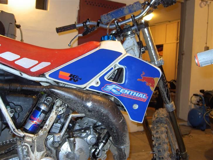 Yamaha YZ 125 - 3BD 89' - Hjemmelavet graphicsæt m. Red Bull plus dæmper og så har den os lige været ude i lidt mud ;) billede 12