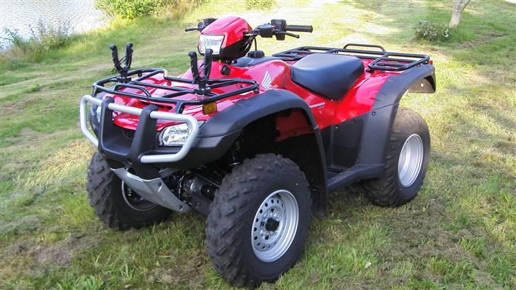 Honda TRX 500FE Foreman ATV - De sorte der stikker op er geværholder! billede 3