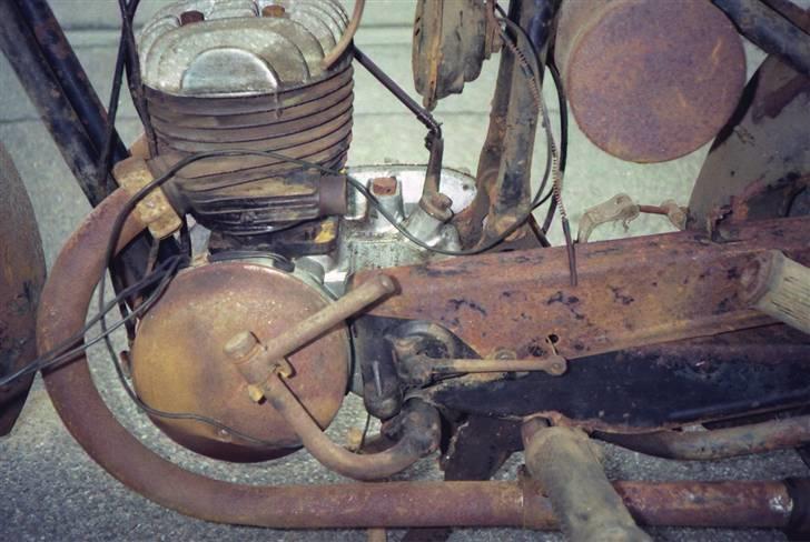 Zündapp DB 200 - Motoren og  alle kuglelejer var fast. Kaburatoren manglede - So what?! billede 3