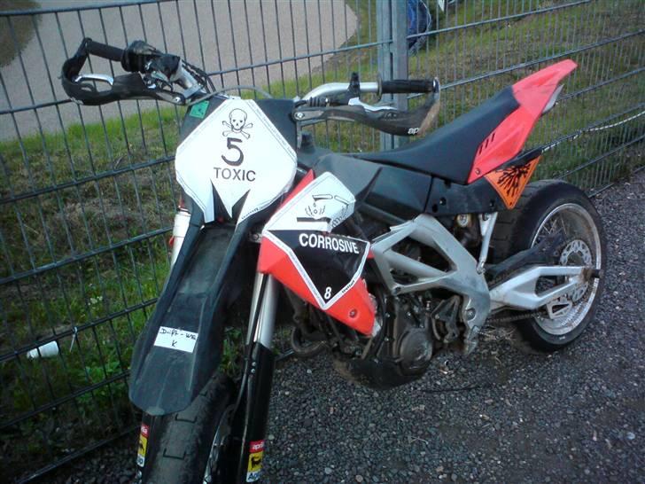 Aprilia 450 SXV - Den er altså kun 2 mdr. gammel :) Men har da kørt og styrtet en del. billede 11