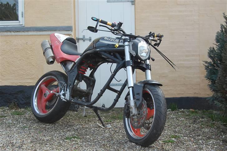 Suzuki GSF 600 Bandit (projekt) - ved at montere Duc´ mono-bagsvinger billede 8