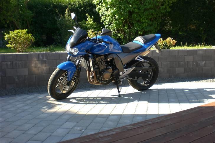 Kawasaki z 750 - hjemme ved mor og far på deres nye teresse, så kunne man også side inde i stuen og se på den billede 5