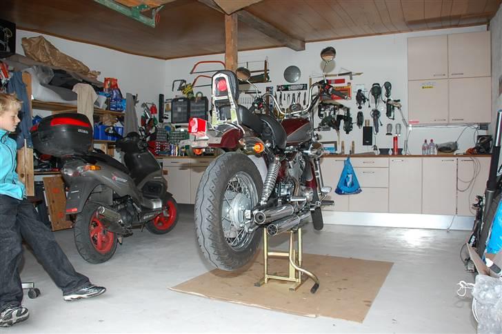 Lifan LF250 Vintage V - SOLGT - Det er her det sker, Scooteren i baggrunden har sin egen historie - voldsom konkurrent til Virago koipen i performance :=( billede 8