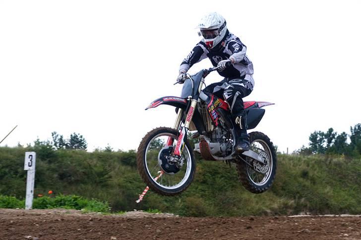 Honda CRF 450 - det fladt det ligner slet ikke man flyver der, men folk der kender broby banen kan også se man ikke flyver ret meget højere på det hop ;) billede 9