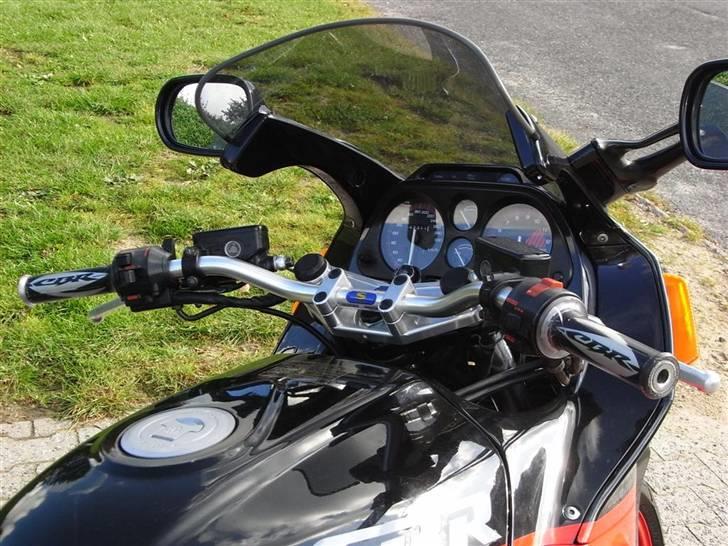 Honda CBR 1000F Tintin edition (Solgt 2018) - Så kom der superbike styr på, det giver en noget bedre køre stilling til dagligt og touring, men til hård race er det bedst med det org. billede 5