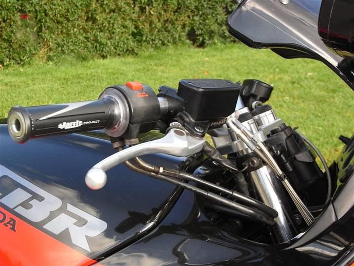 Honda CBR 1000F Tintin edition (Solgt 2018) - Så kom der superbike styr på, det giver en noget bedre køre stilling til dagligt og touring, men til hård race er det bedst med det org. billede 6