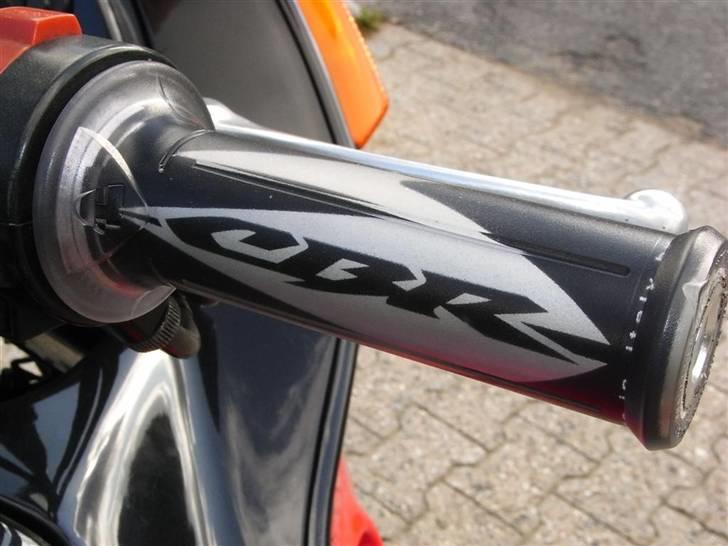 Honda CBR 1000F Tintin edition (Solgt 2018) - De nye greb er gennemsigtige med trykket indvendigt. billede 7