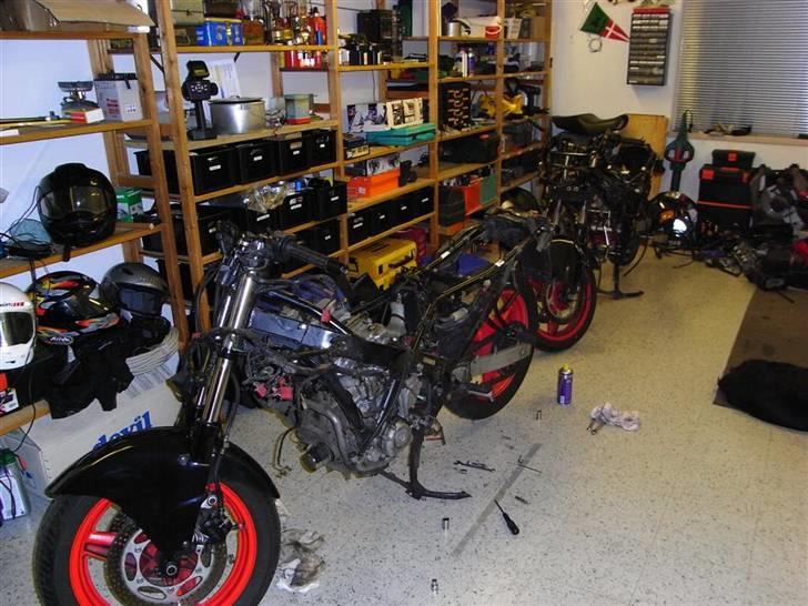 Honda CBR 1000F Tintin edition (Solgt 2018) - Forest er tyskeren ved at blive adskildt, bagerst står den gamle med rengjort stel, og venter på ny motor og kåbe. billede 13