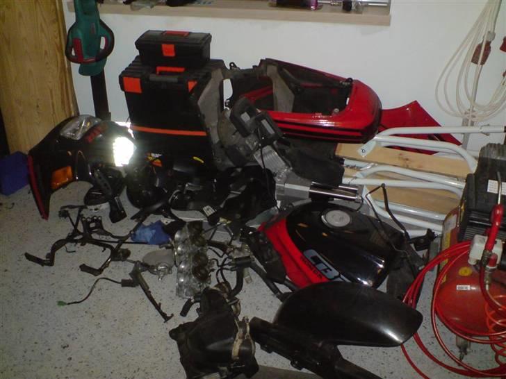 Honda CBR 1000F Tintin edition (Solgt 2018) - En masse stumper der er på vej fra den ene til den anden. billede 14