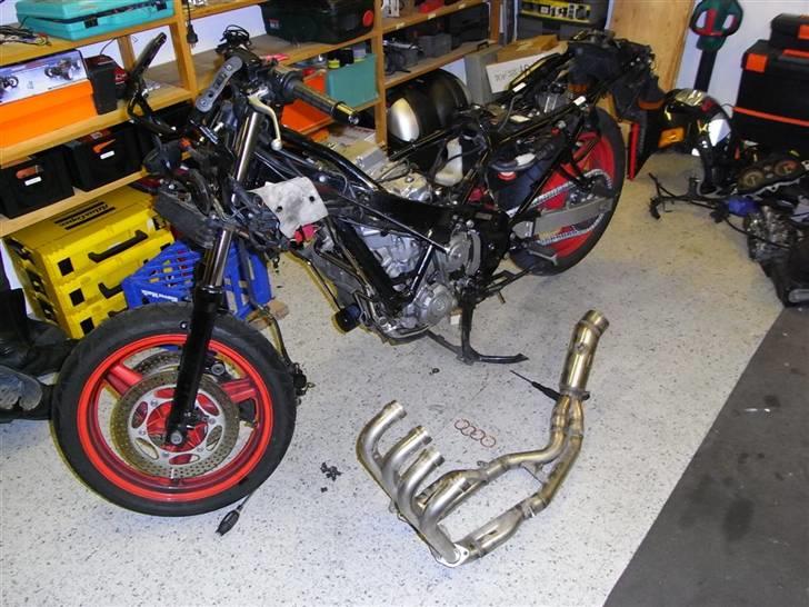 Honda CBR 1000F Tintin edition (Solgt 2018) - Så blev det tid til at montere 4i1 systemet, det er i rustfri stål. billede 15