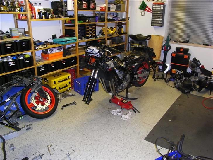 Honda CBR 1000F Tintin edition (Solgt 2018) - Forhjulet fik lige de nye skiver og klodser der har ligget et års tid og ventet på en lejlighed til at komme på. billede 16