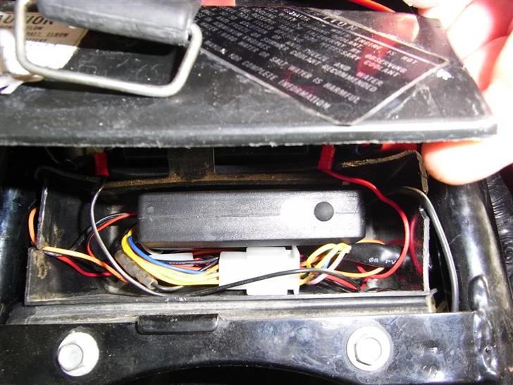 Honda CBR 1000F Tintin edition (Solgt 2018) - Alarmen med startspære og fjernstart kan lige ligge bag batteriet, og hyleren sider ved siden af kassen. billede 19