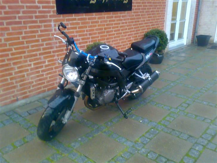 Suzuki Sv 1000N k7 - ja den ser sq noget feder ud med de nye spejle...  billede 15