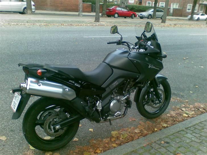 Suzuki DL 650 V-Strom AK8 - Rå kulør, men den er svær at holde pæn, skidt og støv bliver meget tydeligt, når knallerten er sort billede 3