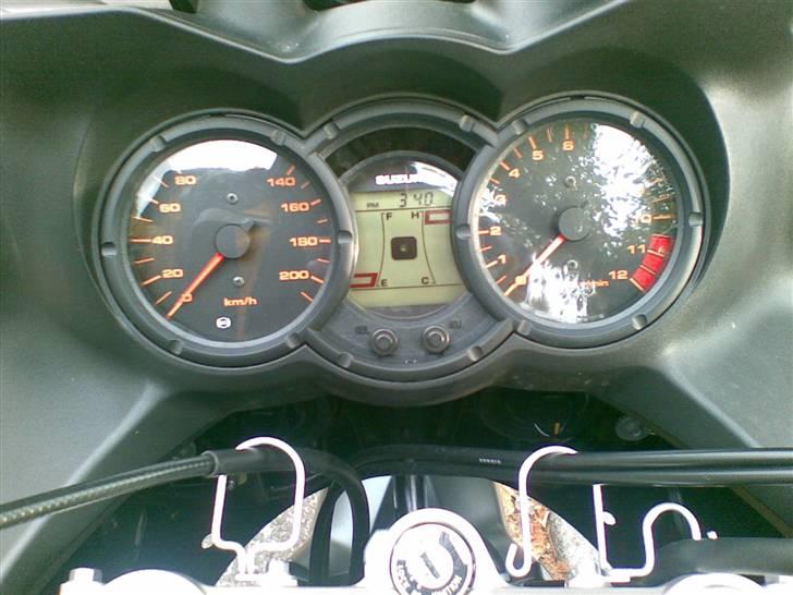 Suzuki DL 650 V-Strom AK8 - Kaptajnens kommandobro - rart med to analoge "ure" i stedet for de digitale, der kan være svære at aflæse hurtigt billede 4