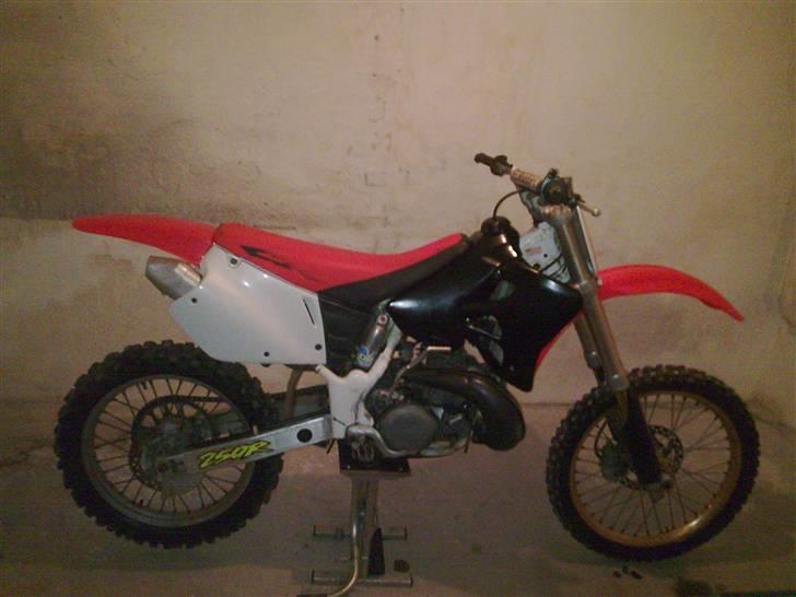 Honda CR 250 R *SOLGT* - Så fik jeg lakeret tank og kølerskjolde, mangler nu bare klistermærkerne billede 7