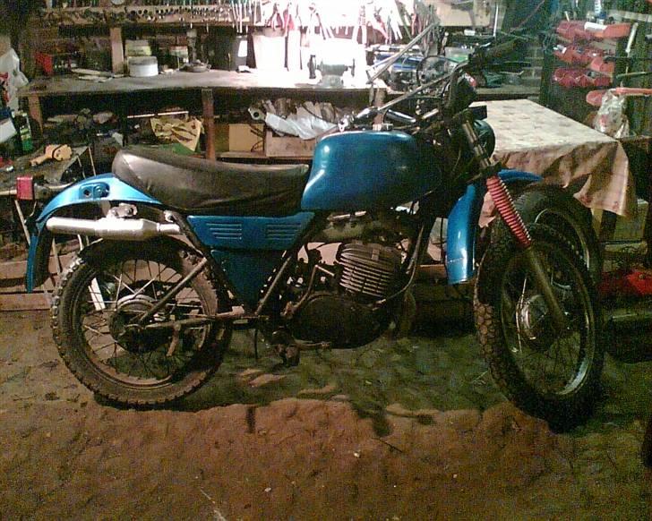 Yamaha dt 250 vinter cykkelen :- - i værkstedet billede 1