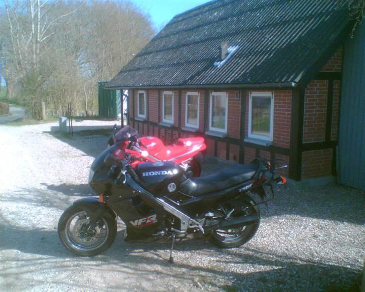 Yamaha dt 250 vinter cykkelen :- - den røde er min kammis vfr 750 og den sorte er hans lille brors vfr 750 billede 6