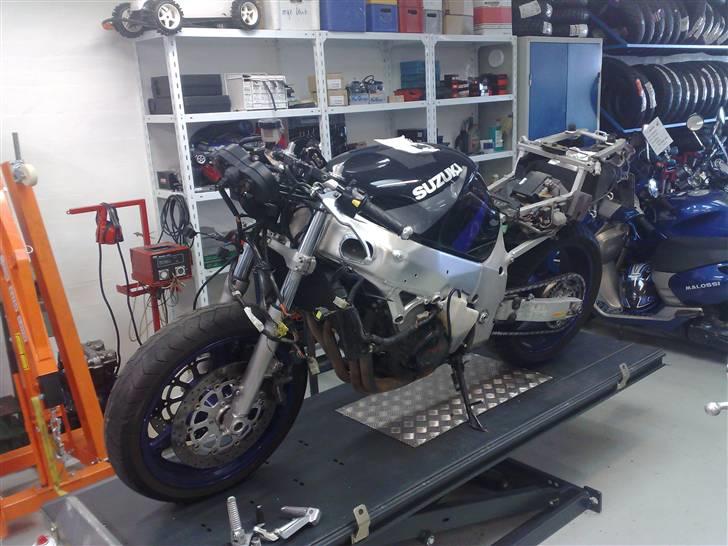 Suzuki gsxr 600  (SOLGT) - Skadet gixxer... Det gør sgu ondt, at se den der på sygebordet!!! billede 8
