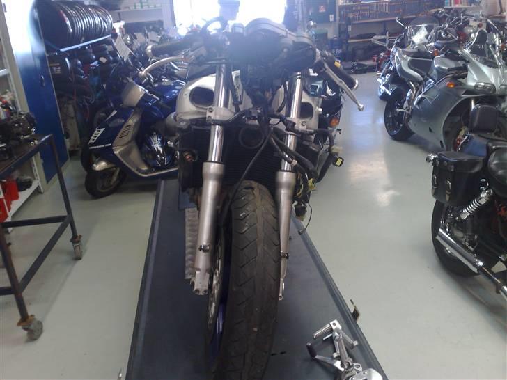 Suzuki gsxr 600  (SOLGT) - Sikke nogle slidte dæk... De er nu skiftet ud med BT 021, så jeg glæder mig til næste år, når de skal ud på deres første tur. billede 10