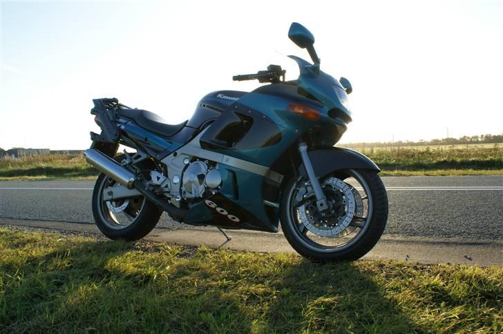 Kawasaki ZZR 600   *SOLGT* billede 2