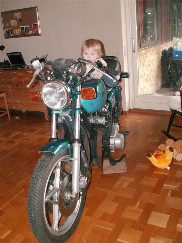 Suzuki GS 750 - fik lov til at have mcén med ind inden vi byggede stuen om og datteren kunne ikke lade den være billede 5