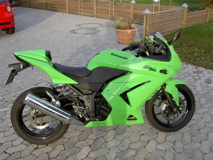 Kawasaki Ninja 250 R *SOLGT* - Det så den lille Ninja : ) billede 1