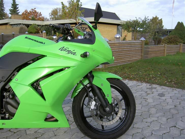 Kawasaki Ninja 250 R *SOLGT* - Uuuh, den ser ond ud :p billede 2