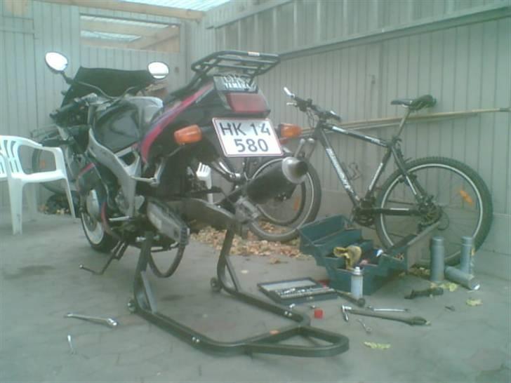 Yamaha FZR 600 - Så var det vist på tide at skifte dæk billede 7