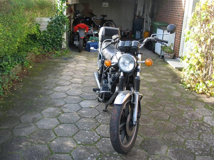 Yamaha  xs 750 - solgt - 23/10-08 Rullet ud i solen...ved godt den trænger til en gang vask... billede 6