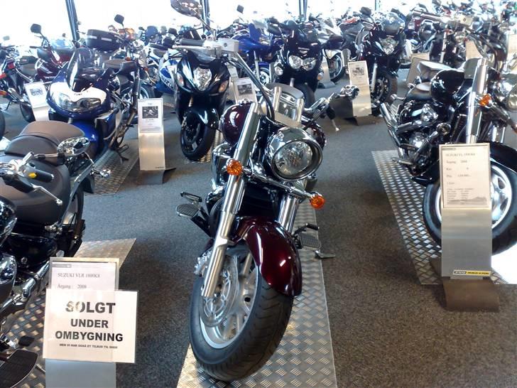 Suzuki vlr 1800 intruder død - her står den stadig hos karstens mc i varde 2 dage før jeg endelig får den billede 2