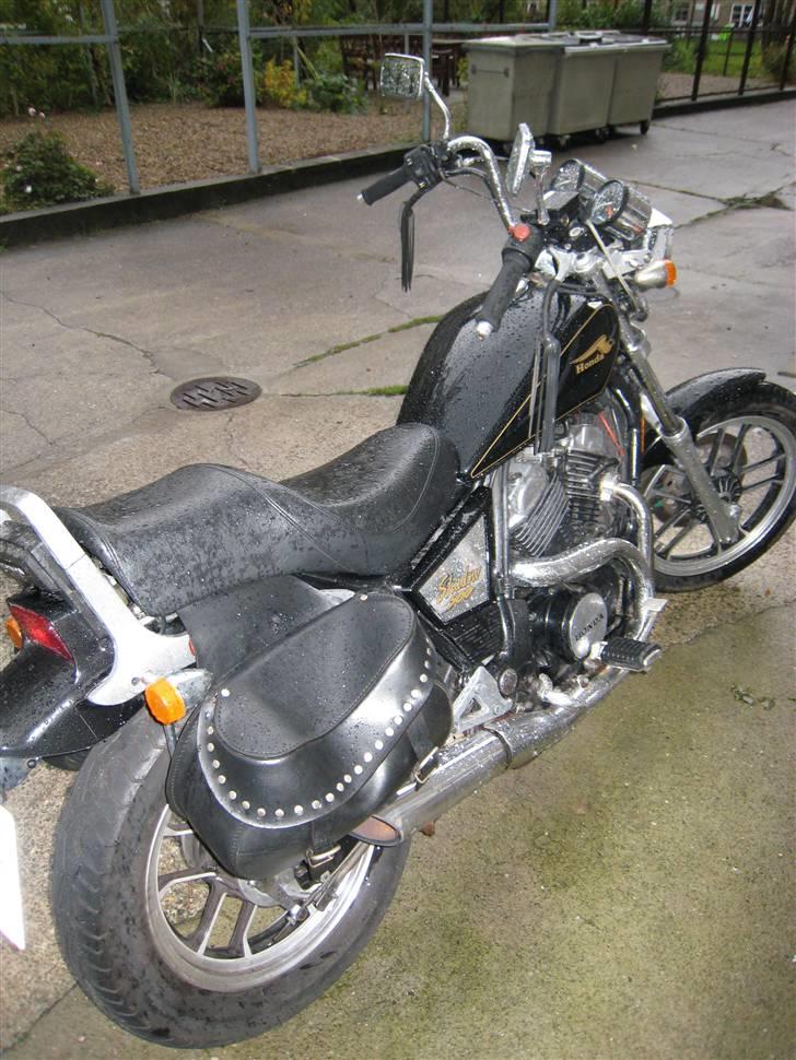 Honda VT500C Shadow - Det er bare lidt regn på sadlen. billede 1