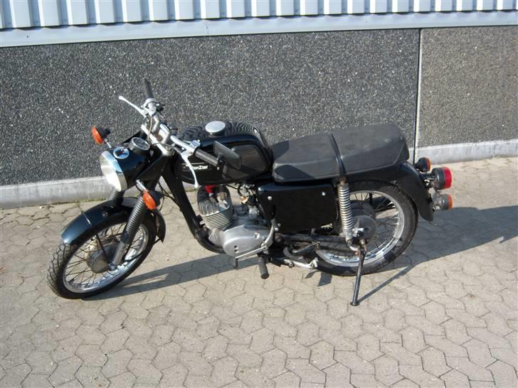 MZ TS 150 black MonZter - Nye friske manchetter til forgaflen blev monteret d. 16/12 08. Billedet er dog fra d. 10/4 09 billede 12